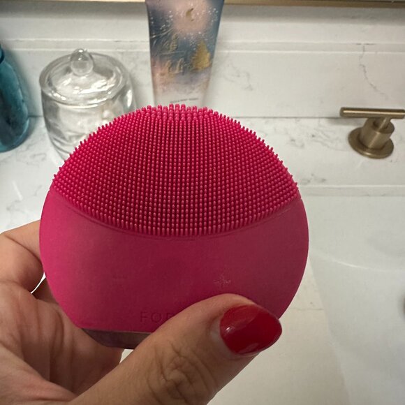 Foreo Luna Mini 2 in Fuschia - Picture 1 of 4